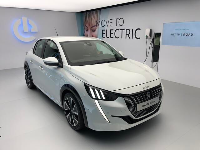Der neue Peugeot 208 ist zum Start im Herbst nicht nur mit Benzinern und Dieseln erhältlich, sondern auch als e-208