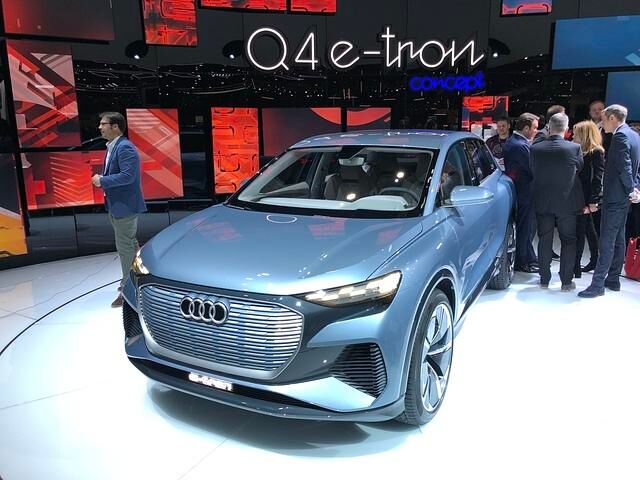 Das wohl rund 50.000 Euro teure Kompakt-SUV Q4 E-Tron wird Ende kommenden Jahres ganz klassisch beim Händler aufwarten und sich dabei optisch stark an dem offiziell noch als Studie deklarierten...