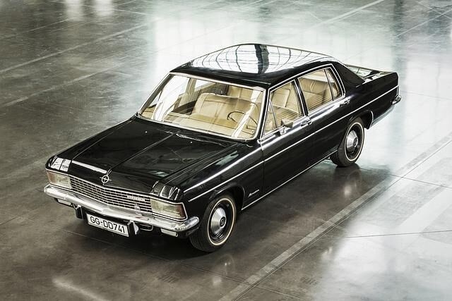 Der Kapitän kostete kaum mehr als die viel kleineren Vierzylinder BMW 2000 und Mercedes 220