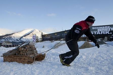 Der Reifenhersteller heuert auch Promis für seine Challenge an. Hier zieht der 14-fache Paralympics-Weltmeister Gerd Schönfelder den Schlitten.