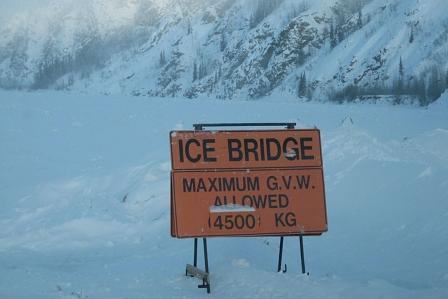 Auf der Ice Bridge in Dawson können Autofahrer den vereisten Yukon überqueren.