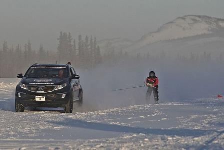 Ski-Jöring heißt die Disziplin, bei der das Auto den Mensch auf Brettern im Slalom über vereiste Seen zieht.