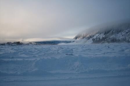 Bick über den Yukon River bei Dawson City.