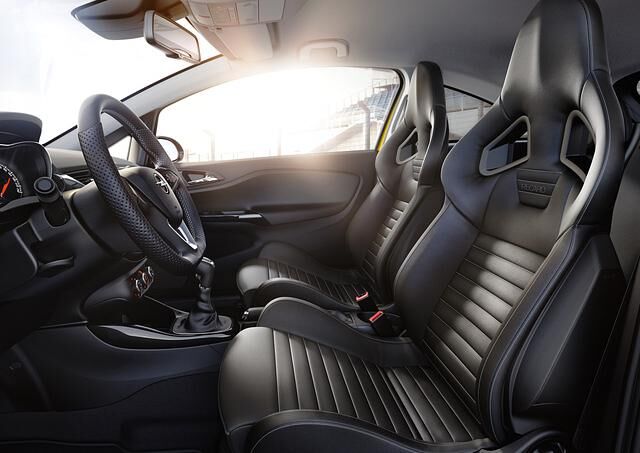 Die Recaro-Ledersitze sind sportiv eng geschnitten, die Alu-Sportpedale und das Sportlenkrad deuten ebenfalls an, dass es hier zur Sache gehen kann