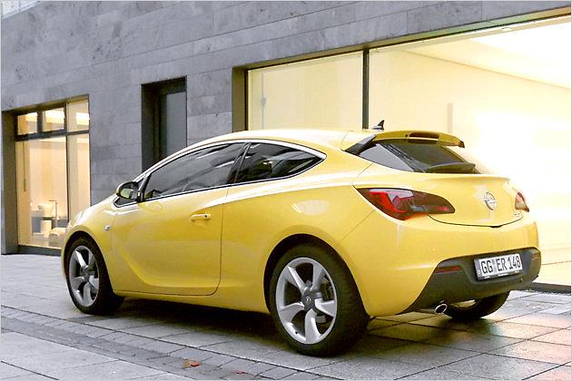 Eine stark gewölbte Dachlinie lässt den GTC dynamischer  wirken