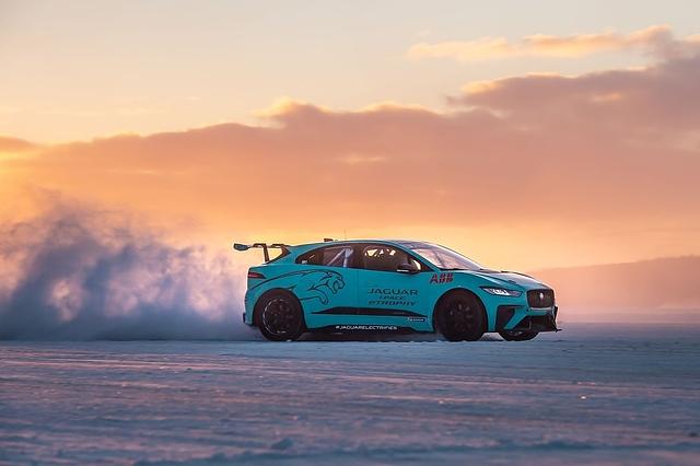 Der Jaguar I-Pace eTrophy schafft nach 4,5 Sekunden Landstraßengeschwindigkeit - das sind 0,3 Sekunden schneller als die Serienversion