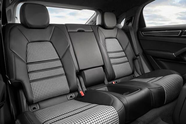Im Innenraum bietet das Coupé eine Rückbank mit Einzelsitzcharakteristik