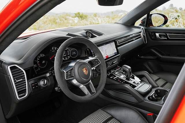 Das Cockpit entspricht weitgehend dem des normalen Cayenne