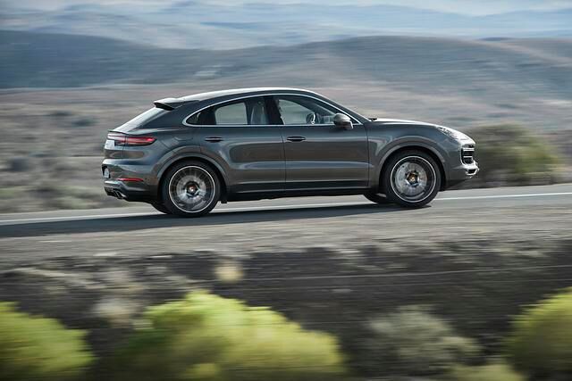 Porsche verspricht für das Coupé ein sportlicheres Fahrerlaubnis. Dafür verantwortlich sind unter anderem der niedrigere Schwerpunkt, die breitere Hinterachse und das serienmäßige Sport-Chrono-Paket