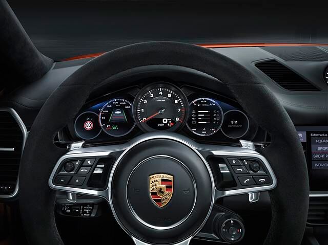 Der Blick in das Cockpit des Cayenne Coupé
