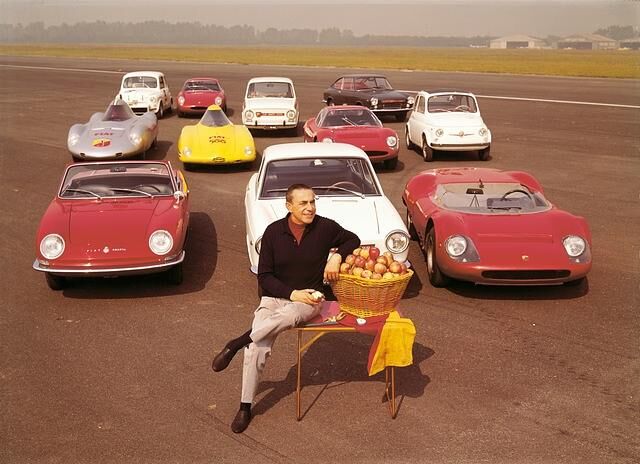 Carlo Abarth mit seinem Modell programm nach einer selbstverordneten Apfel-Diät