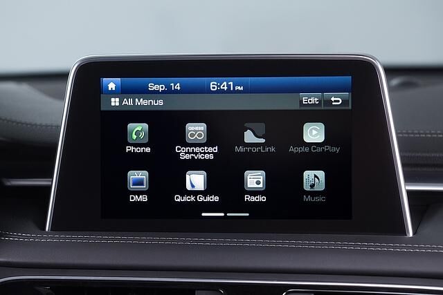 Genesis G70 2.0 T - mit Touchscreen in der Mitte der Armaturentafel