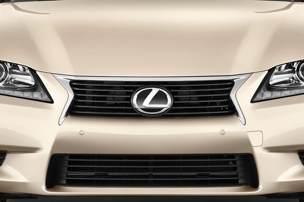 Lexus GS (Baujahr 2012) Executive Line 4 Türen Kühlergrill und Scheinwerfer