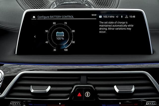 BMW 745 Le xDrive - hier wird der Ladezustand angezeigt