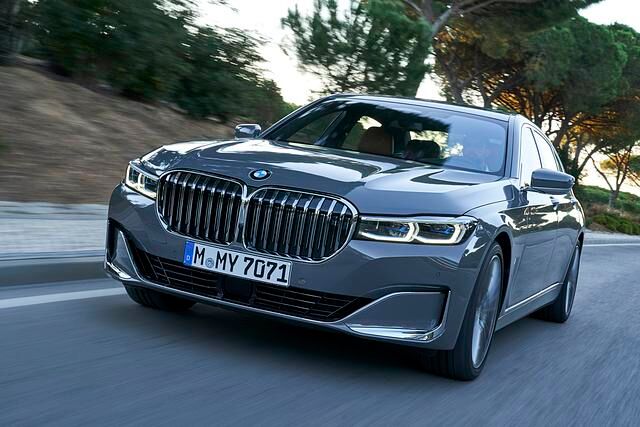 Auch das BMW-Logo auf der Haube wurde um 1,2 Zentimeter vergrößert – sonst hätte es über dem neuen XXL-Kühlergrill verloren gewirkt