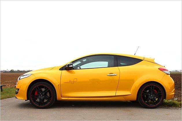 Flach kauert der Renault Mégane R.S. Trophy auf dem Asphalt