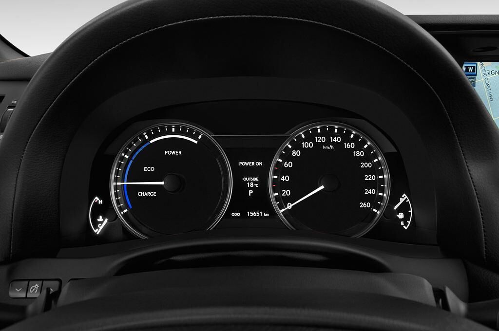 Lexus GS (Baujahr 2014) 300H F Sport 4 Türen Tacho und Fahrerinstrumente