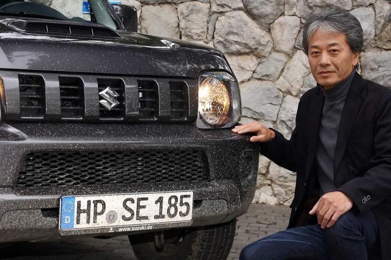 Suzuki-Europa-Chef Takanori Suzuki mit dem neuen Jimny.