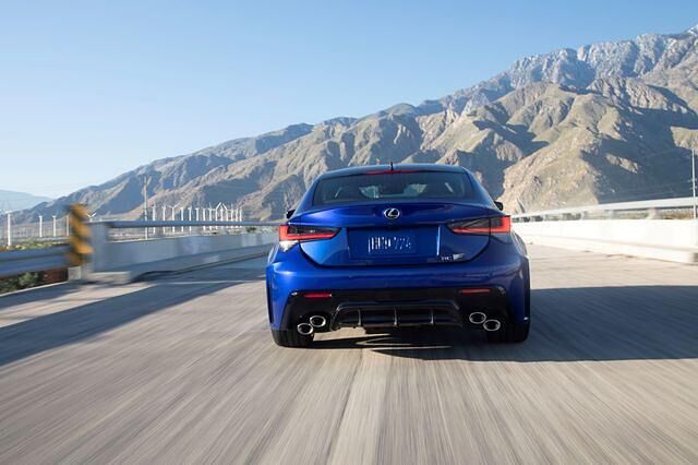 Der überarbeitete Lexus RC F ist unter anderem an neuen Heckleuchten erkennbar 