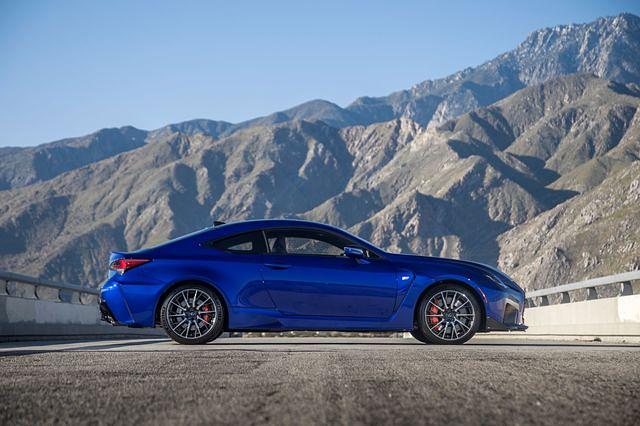 4,71 Meter ist der edle Flachbau von Lexus lang