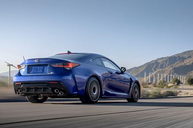 Weil auch die Aerodynamik verbessert wurde, liegt der RC F jetzt bei höherem Tempo satter und stabiler auf dem Asphalt