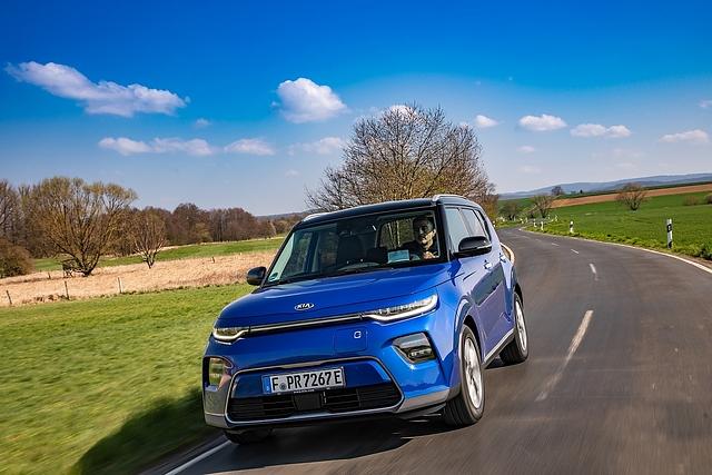 Der Kia e-Soul hat schmale LED Scheinwerfer