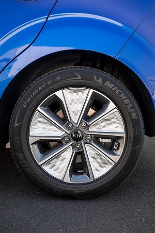 Zum Kia e-Soul gehören auffällige Felgen