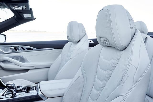 Die Vordersitze im 8er Cabriolet können die Fahrgäste wärmen oder kühlen