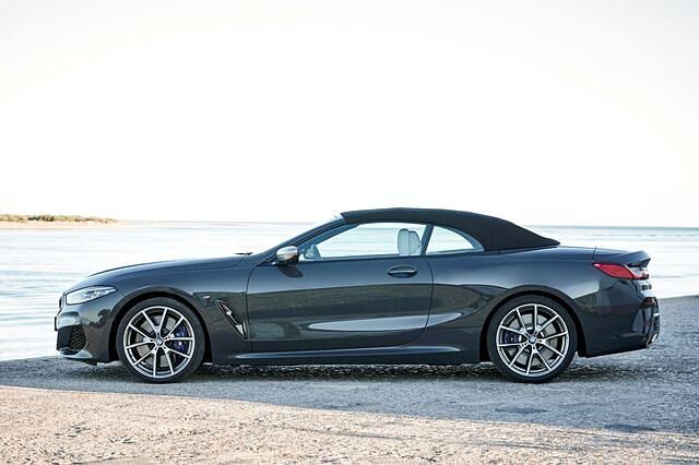 Elegant schmiegt sich das Stoffverdeck über den Fahrgastraum des 8er Cabriolets