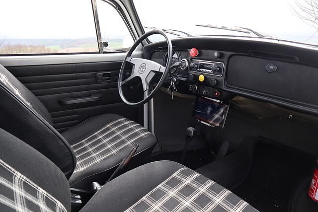 Im Cockpit klemmt ein Tablet-Computer, der den aktuellen Batteriestatus, die Restreichweite und jede Menge andere Daten aus dem Antriebssystem anzeigt