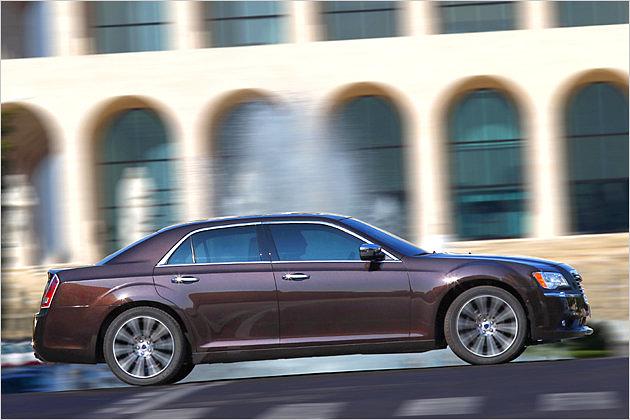Mehr Stufenheck geht kaum: Dass der Lancia Thema ein umgelabelter Chrysler 300 ist, lässt sich nicht verleugnen