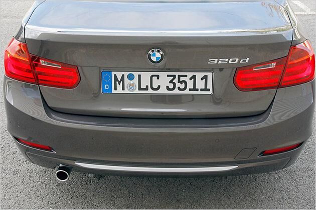 Die Rückleuchten reichen weit in die Heckklappe hinein
