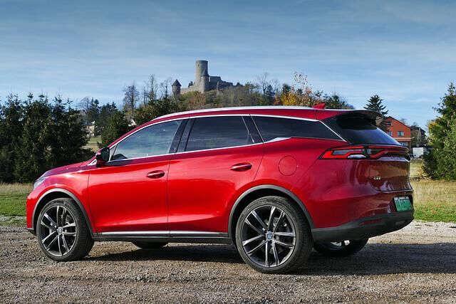 Der Tang ist ein Plug-in-Hybrid. BYD gibt eine Systemleistung von 530 PS und üppige 950 Newtonmeter Drehmoment an