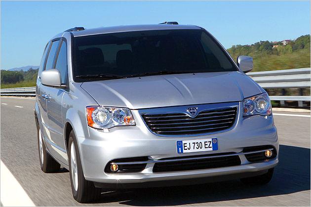 Der Lancia Voyager beerbt den Chrysler Voyager - äußerlich hat sich nur das Markenlogo geändert