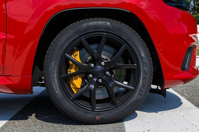 Um den Trackhawk wieder Einhalt zu gebieten, montiert Jeep riesige Brembo-Stopper – vorne mit 400er-Scheiben, hinten mit 350 Millimeter Durchmesser. 