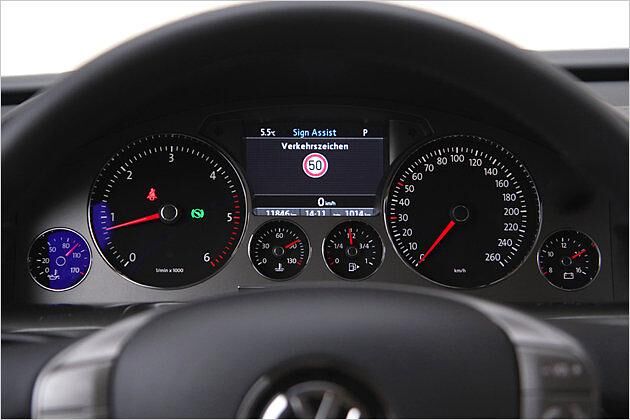 Ein Sign Assist erkennt Verkehrszeichen am Straßenrand und zeigt sie im Bordcomputer an