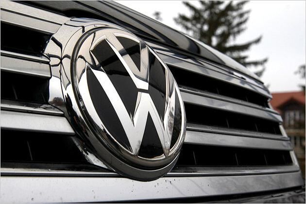 Die Kamera für die Assistenzsysteme ist in das VW-Logo im Kühlergrill integriert