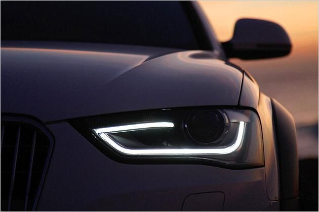 Das bei Audi sehr markante LED-Tagfahrlicht besteht künftig aus einem spangenförmigen Band