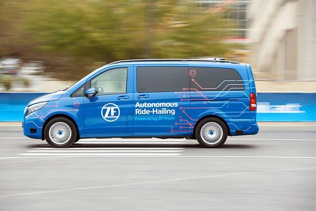 In eine nun autonom fahrende V-Klasse von Mercedes hat der Konzern seine Technik eingebaut und demonstiert das Robo-Taxi in Las Vegas 