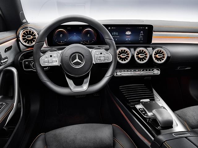 Das Cockpit des Mercedes CLA 250 2019