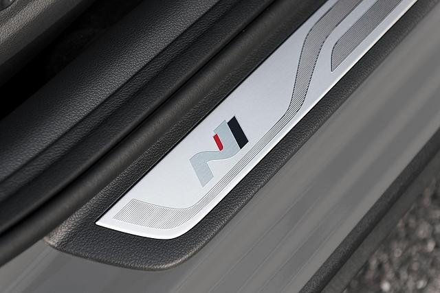 Das N im Logo des Hyundai i30 Fastback N soll eine Rennschikane andeuten