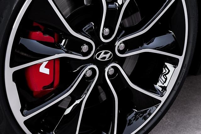 Rote Bremssättel beim Hyundai i30 Fastback N
