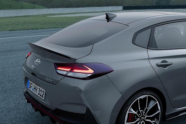 Der Heckspoiler ist in den Kofferraumdeckel integriert beim Hyundai i30 Fastback N