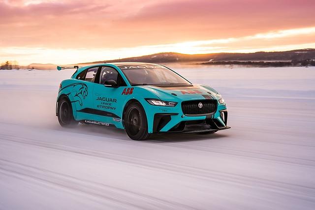 Der Jaguar I-Pace eTrophy wiegt knapp unter zwei Tonnen