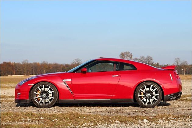 Die Dachlinie des von Fans "Godzilla" genannten GT-R fällt flach ab