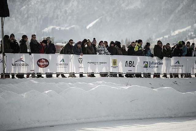 Die Fans bejubelten die wagemutigen Fahrer