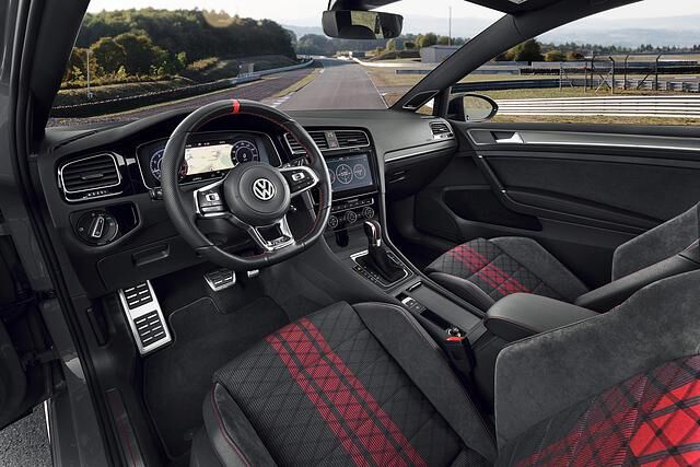 Infotainment satt versprechen Dinge wie Touchscreen in Übergröße und ein Kombiinstrument, bestehend aus reiner Anzeigefläche