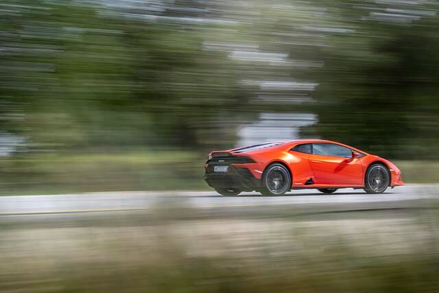 Dem Allrad-Auto wurden drei komplett neue Technologien unter das ikonische Kampfjet-Design gepackt: eine Hinterachslenkung, ein Torque-Vectoring-System und eine zentrale Steuereinheit