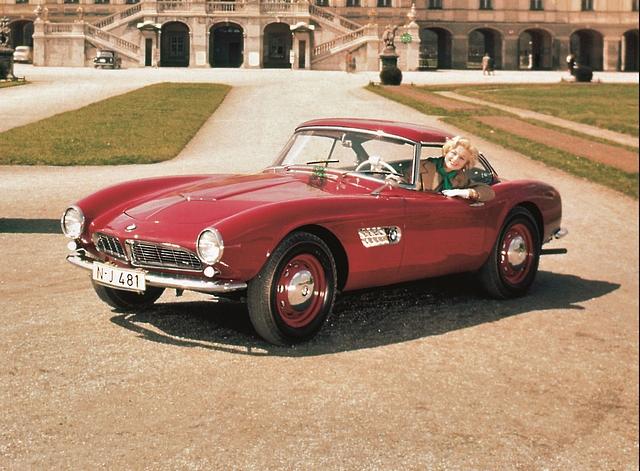 1956 brachte BMW den von Stars begehrten, wirtschaftlich jedoch erfolglosen Roadster 507 auf den Markt