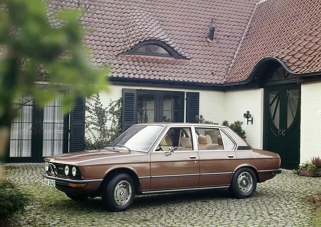 Mit den Limousinen der 5er-Reihe beginnt BMW 1972 eine neue Nomenklatur und eine neue Ära als direkter Wettbewerber zu Mercedes